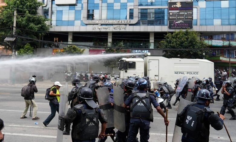 Después de las violentas protestas, el gobierno de Nepal prohibirá las redes sociales.
