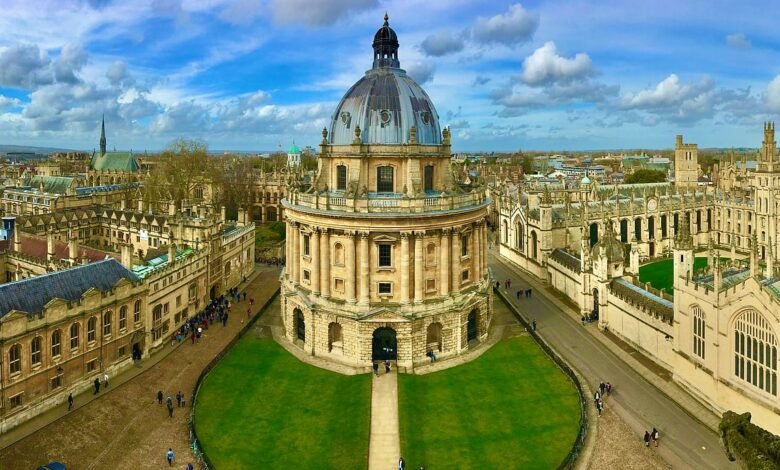 El nombre comercial de Oxford, líder temporal después de que el decano renunció. El nombre comercial de Oxford, líder temporal después de que el decano renunció.