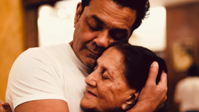 Bobby Deol compartió sus fotos favoritas con la madre Prakash Kaur en su cumpleaños