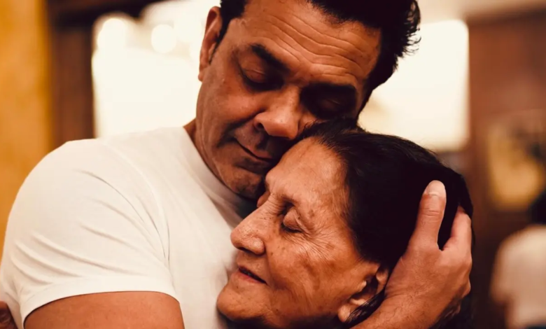 Bobby Deol compartió sus fotos favoritas con la madre Prakash Kaur en su cumpleaños