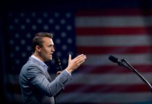Charlie Kirk, activista de derecha, está fatalmente disparado