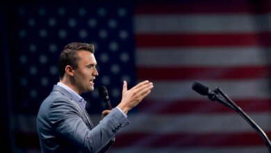Charlie Kirk, activista de derecha, está fatalmente disparado