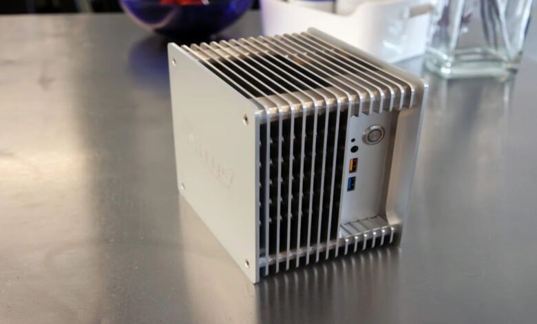 Esta mini PC sin ventilador promete un procesamiento de Intel de alta gama, memoria DDR5 y operación silenciosa para usuarios serios de PC empresarial