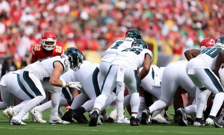 NFL instruye a Ref para Hold Eagle Eye On Tush Push, QB se escabulló después de la controversia de la Semana 2