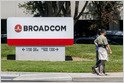 Broadcom informa que los ingresos del Q3 suben un 22% interanual a $ 16B, frente a $ 15.8B EST., Ingresos de IA un 63% a $ 5.2B, y pronostica los ingresos del cuarto trimestre de las estimaciones anteriores; AVGO arriba 4.5%+ After Hours (Dina Bass/Bloomberg)