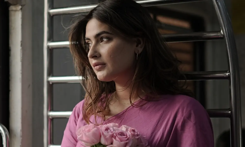 Después de caer del tren en curso, Karisma Sharma fue ingresado en el hospital y pasó por MRI