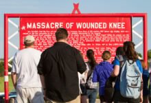 Los soldados de la rodilla lesionada mantendrán sus monedas para su honor. Hegseth dijo.