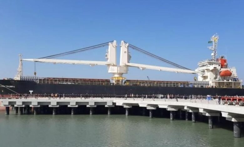 Puerto de aguas profundas de Matarbari en Bangladesh para aumentar oficialmente el comercio con la India Oriental. Puerto de aguas profundas de Matarbari en Bangladesh para aumentar oficialmente el comercio con la India Oriental.