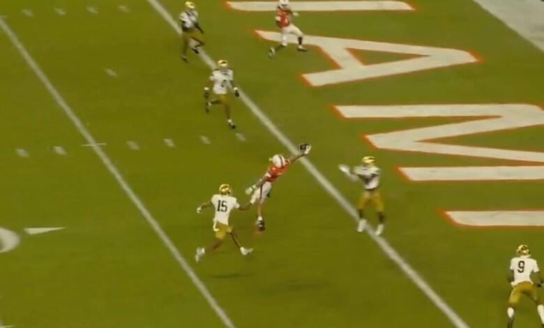Vista: CJ Daniels de Miami hace una mano loca para convertir la posible intercepción Carson Beck en un puntaje Vista: CJ Daniels de Miami hace una mano loca para convertir la posible intercepción Carson Beck en un puntaje