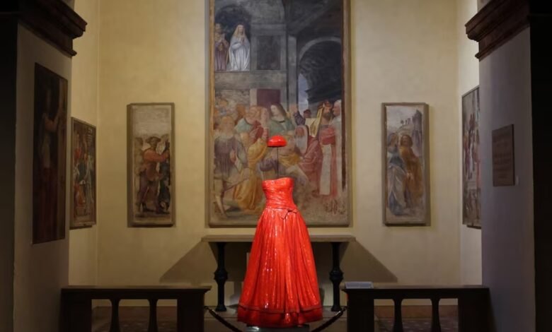 Exposición de moda en Milán honró a Giorgio Armani tarde y otras noticias – Surface