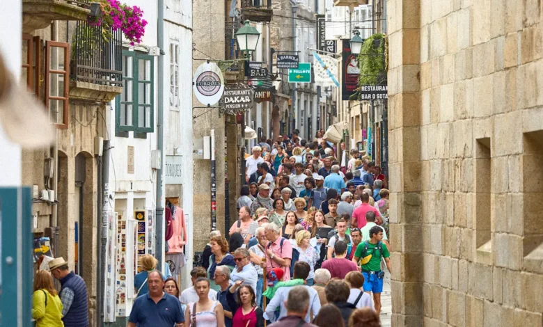 El sobrevalorismo llega a Santiago de compostela de España, obligando a algunos lugareños a irse El sobrevalorismo llega a Santiago de compostela de España, obligando a algunos lugareños a irse