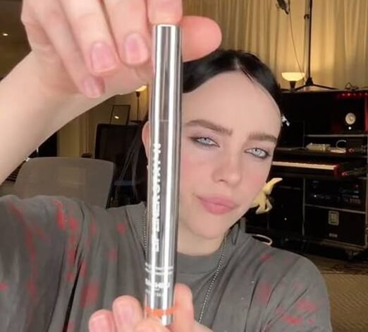 Billy Eliseo reveló su delineador de labios favorito – Hollywood Life