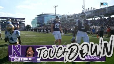 Caleb Komolafe se apresuró a la zona final para el touchdown del noroeste vs UCLA