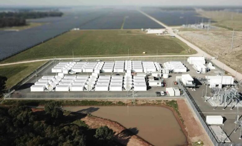 Edificar para acelerar el proyecto gigante de energía solar y las baterías híbridas después del préstamo de 1.100 millones de dólares por La Caisse de Canadá.