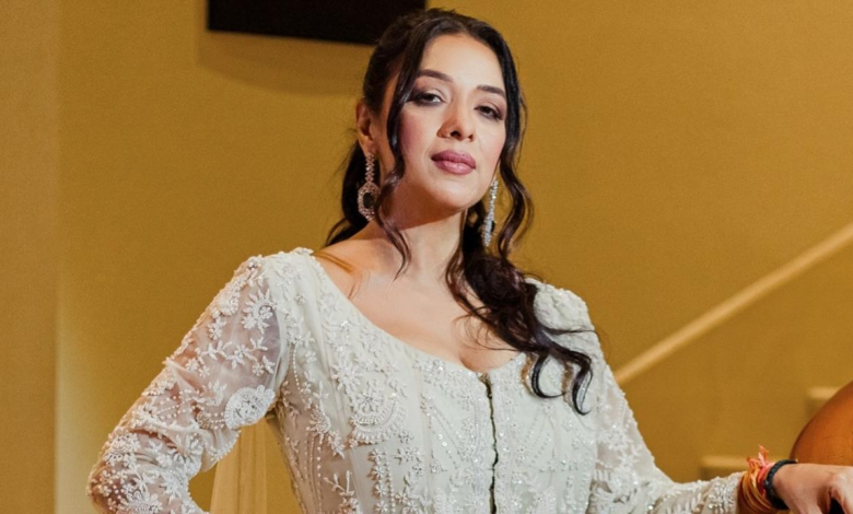 Rupali Ganguly golpea a Peter Navaro en comentarios racistas sobre brahmanes Rupali Ganguly golpea a Peter Navaro en comentarios racistas sobre brahmanes