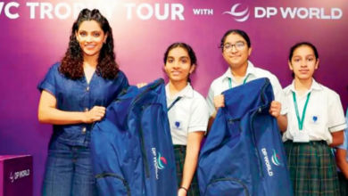Saiyami Kher distribuye camisetas a las escuelas para apoyar al equipo indio de mujeres