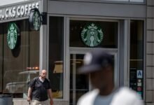 Starbucks está cerrando la tienda, reduciendo 900 empleos en respuesta: NPR.