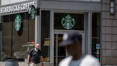 Starbucks está cerrando la tienda, reduciendo 900 empleos en respuesta: NPR.
