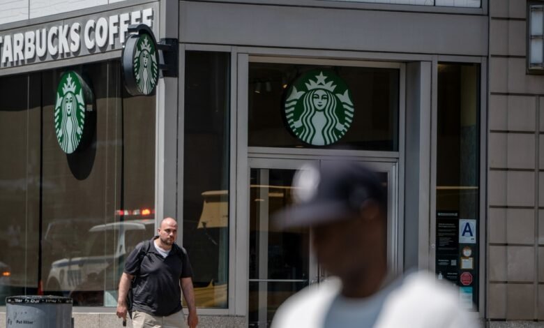Starbucks está cerrando la tienda, reduciendo 900 empleos en respuesta: NPR.