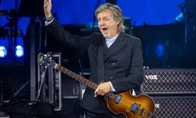 Paul McCartney es cálido antes de que Santa regrese a Barbara