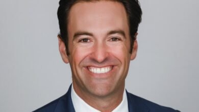 Alex Michaelson se unió a CNN como presentador de un programa de Deep Night ubicado en Los Ángeles