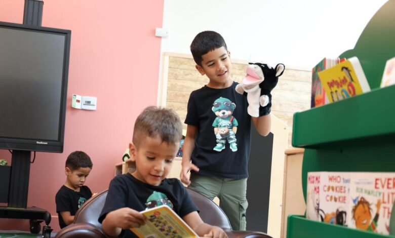 El ex Denny se convirtió en un vívido centro comunitario para familias necesitadas.
