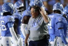 El juego de debut universitario de Bill Belichick es un desastre