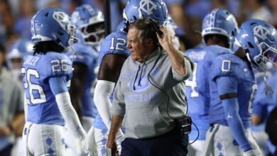 El juego de debut universitario de Bill Belichick es un desastre
