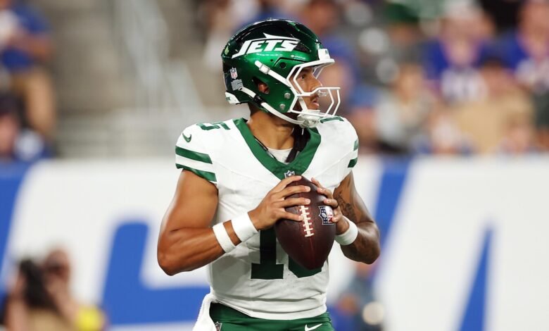 49ers elevan el QB Adrian Martínez para respaldar a Mac Jones