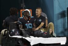 Tyalet Hill fue llevado al hospital por una terrible lesión en la rodilla
