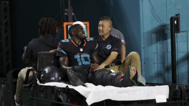 Tyalet Hill fue llevado al hospital por una terrible lesión en la rodilla