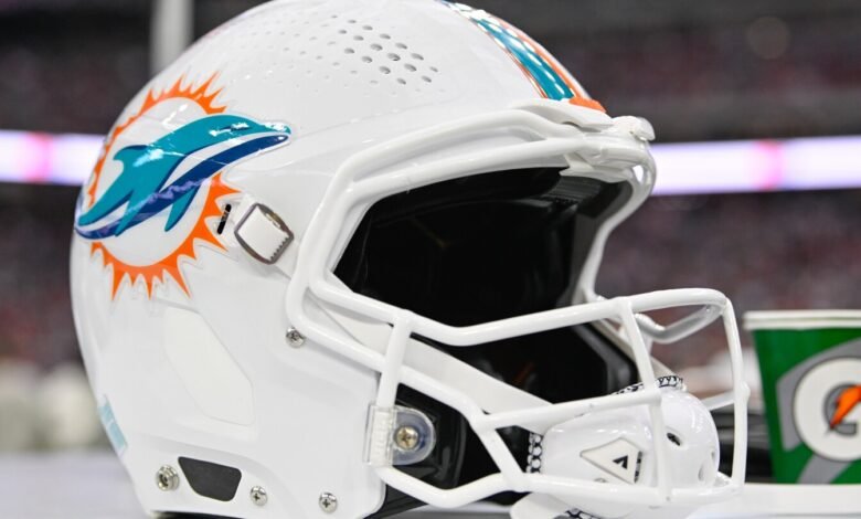 El entrenador de Dolphins Olb Ryan Crow se despedirá cuando tenga lugar el proceso legal El entrenador de Dolphins Olb Ryan Crow se despedirá cuando tenga lugar el proceso legal