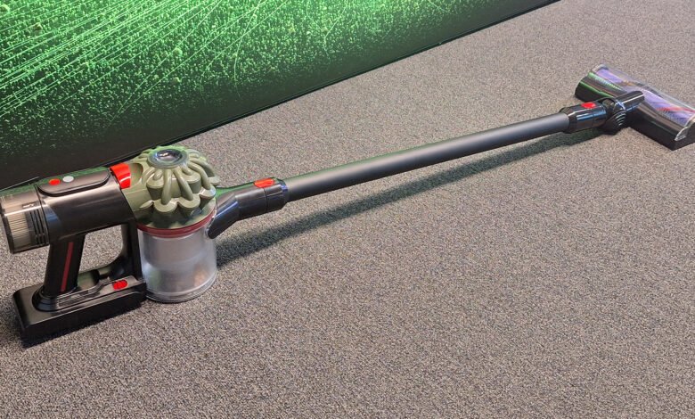 Dyson acaba de lanzar el vacío que realmente queríamos: un V8 mejorado que cuesta básicamente lo mismo que el original Dyson acaba de lanzar el vacío que realmente queríamos: un V8 mejorado que cuesta básicamente lo mismo que el original