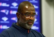 El coordinador de defensa de los Patriots Terrell Williams retrocedió del equipo antes del partido de 2 semanas contra Dolphins