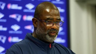 El coordinador de defensa de los Patriots Terrell Williams retrocedió del equipo antes del partido de 2 semanas contra Dolphins