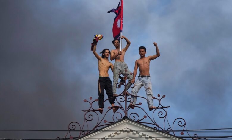 El ejército intenta restaurar la orden en Nepal después de que la violencia de protesta se intensifica El ejército intenta restaurar la orden en Nepal después de que la violencia de protesta se intensifica