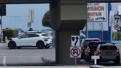 La policía de California se lleva a un waymo autónomo para un giro en U ilegal, pero no pueden machacar