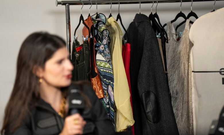 Cómo comprar ropa de segunda mano de manera sostenible y verse genial haciéndolo