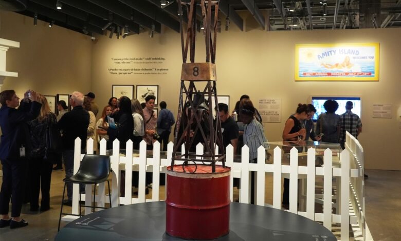 Steven Spielberg celebró la exposición ‘Jaw’ del 50 aniversario en el Museo de la Academia Steven Spielberg celebró la exposición ‘Jaw’ del 50 aniversario en el Museo de la Academia
