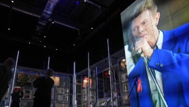 El archivo de David Bowe se abre al público. Los fanáticos pueden ver y tocar 1000 de sus artículos
