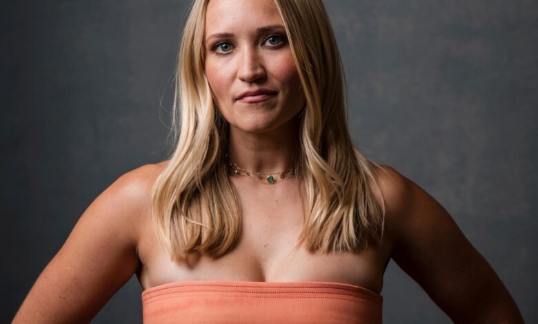 La actor Emily Osman no está casada porque su divorcio del músico Jack Farina se hizo oficial