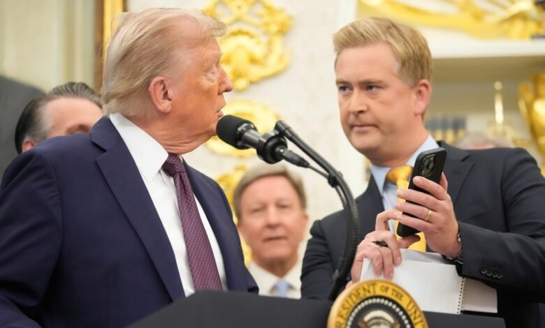 El equipo de Trump sigue publicando retratos de IA de él. Seguimos haciendo clic