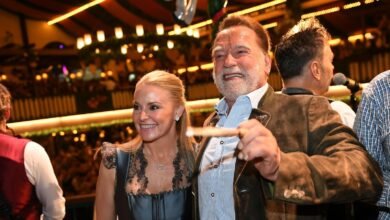 Schwarzenegger opera una banda en una carpa de cerveza en Octobefest en Munich