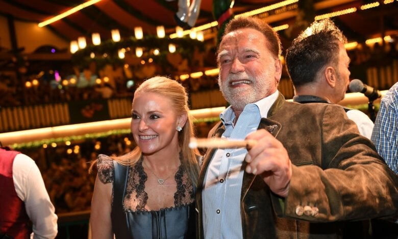 Schwarzenegger opera una banda en una carpa de cerveza en Octobefest en Munich