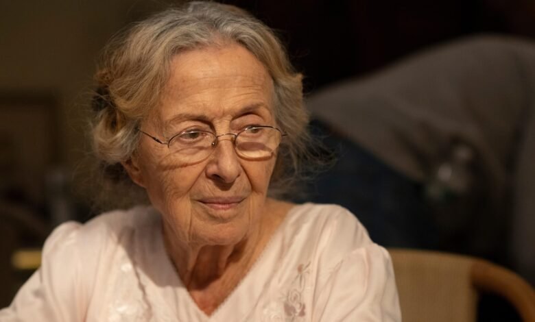 Reseñas de películas: Amistad en ‘Elienor the Great’, Mourning y June Skibib