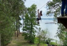 Retiros de aventura en Alabama con tirolesas y trabajo en equipo