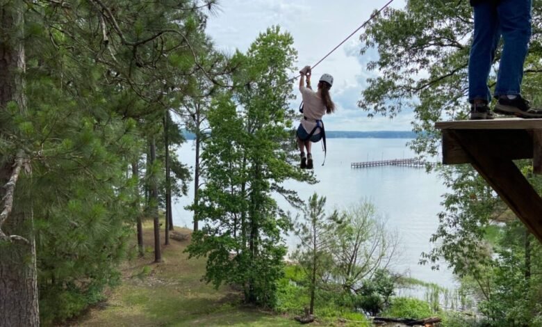 Retiros de aventura en Alabama con tirolesas y trabajo en equipo