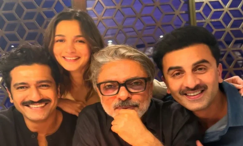 Nueva fecha de estreno de Love and War: la película de Sanjay Leela Bhansali con Ranveer, Alia y Vicky ha cerrado el fin de semana del Día de la Independencia de 2026 Nueva fecha de estreno de Love and War: la película de Sanjay Leela Bhansali con Ranveer, Alia y Vicky ha cerrado el fin de semana del Día de la Independencia de 2026