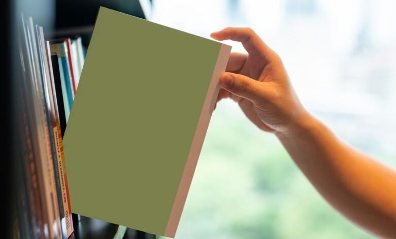 Un bibliotecario despedido por defender libros LGBTQ+ recibirá un acuerdo de 700.000 dólares Un bibliotecario despedido por defender libros LGBTQ+ recibirá un acuerdo de 700.000 dólares