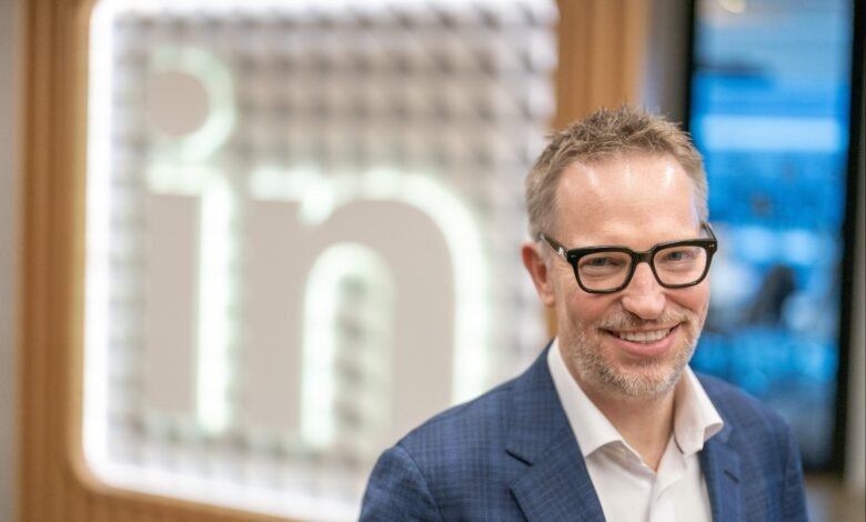 El CEO de LinkedIn usa AI para escribir correos electrónicos a su jefe, la CEO de Microsoft, Satya Nadella